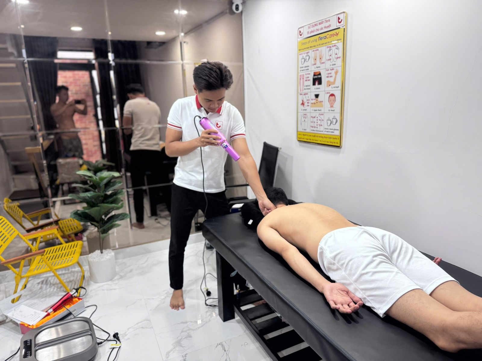 Phòng khám đông y kết hợp điều trị bằng máy iTeracare - trị liệu cổ vai gáy (4)
