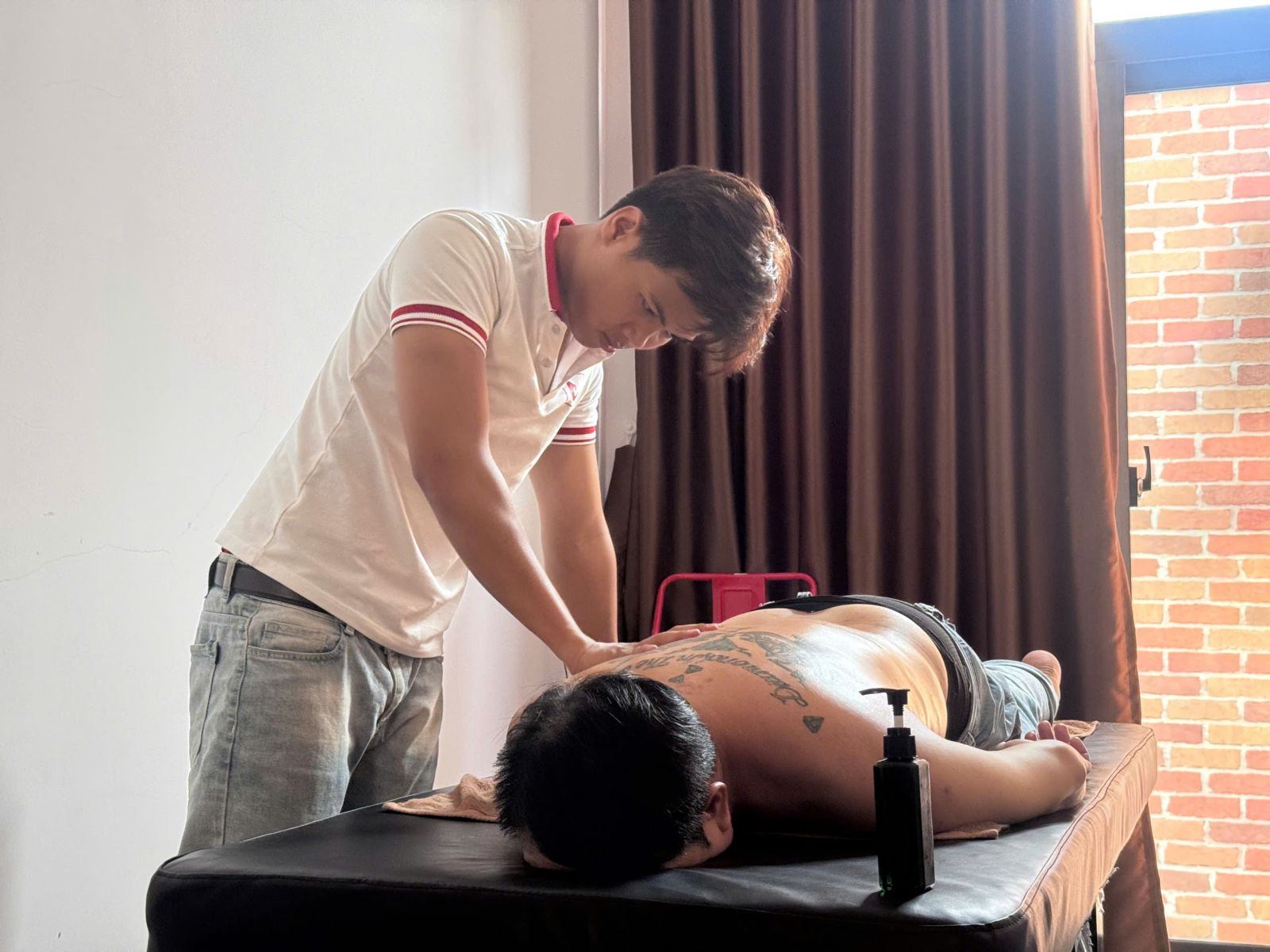 Phòng khám đông y kết hợp điều trị bằng máy iTeracare - trị liệu cổ vai gáy